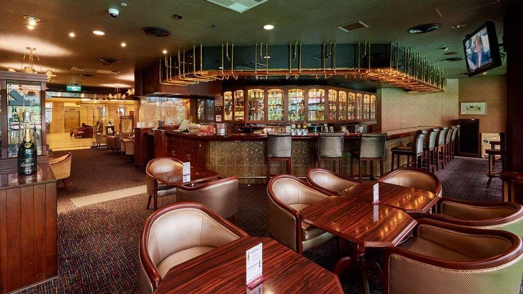 The Howard Plaza Hotel Tchaj-pej Restaurace fotografie The bar at the Singapore Airlines lounge at Changi Airport