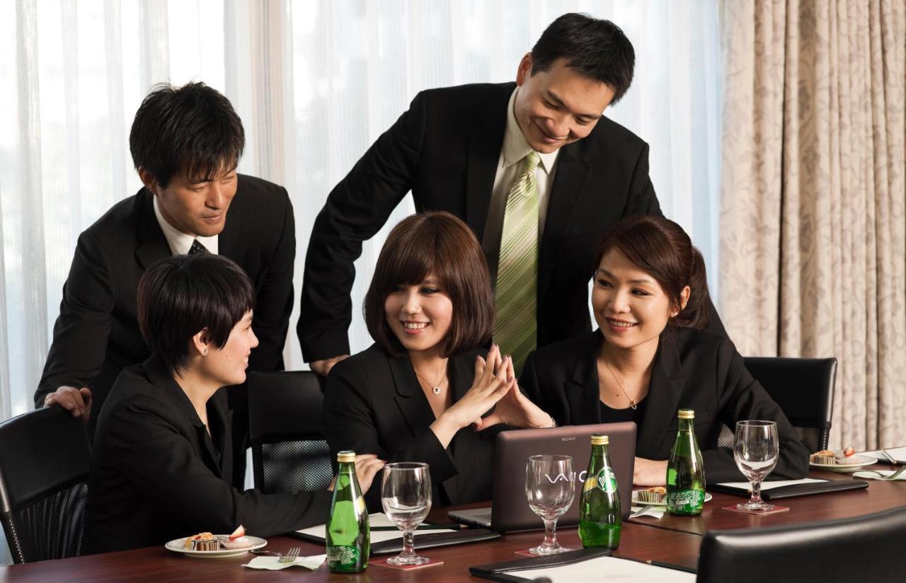 The Howard Plaza Hotel Tchaj-pej Exteriér fotografie A team of businesspeople in a meeting