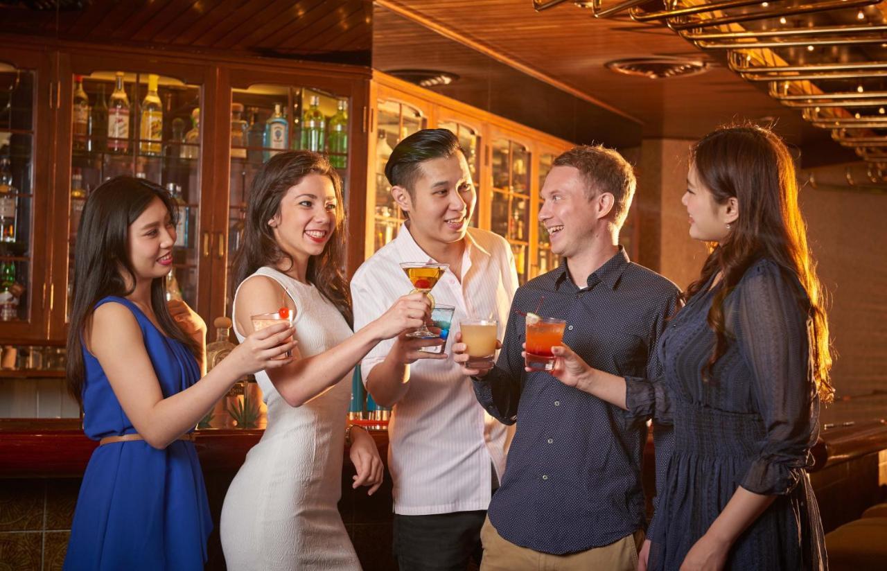The Howard Plaza Hotel Tchaj-pej Exteriér fotografie A group of people socializing