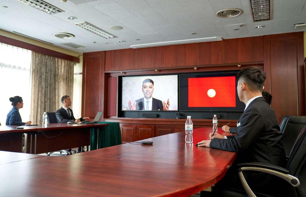 The Howard Plaza Hotel Tchaj-pej Zařízení fotografie A teleconference in progress