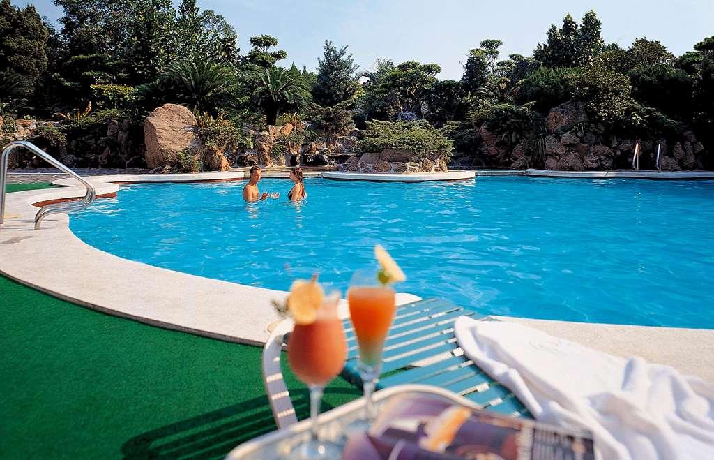 The Howard Plaza Hotel Tchaj-pej Exteriér fotografie A swimming pool