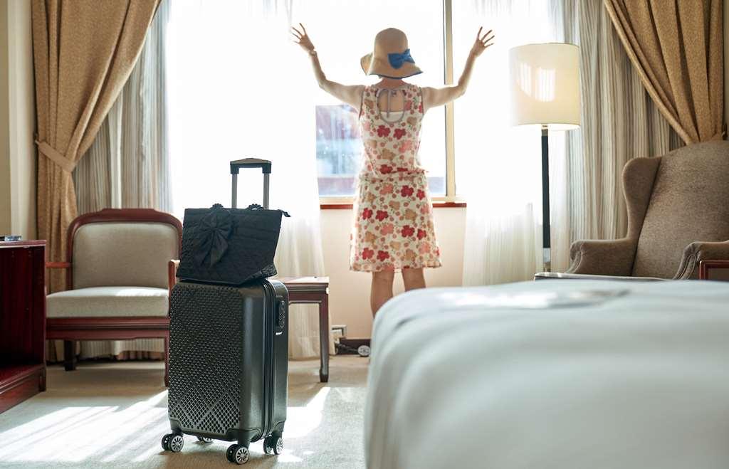 The Howard Plaza Hotel Tchaj-pej Pokoj fotografie A woman in a hotel room