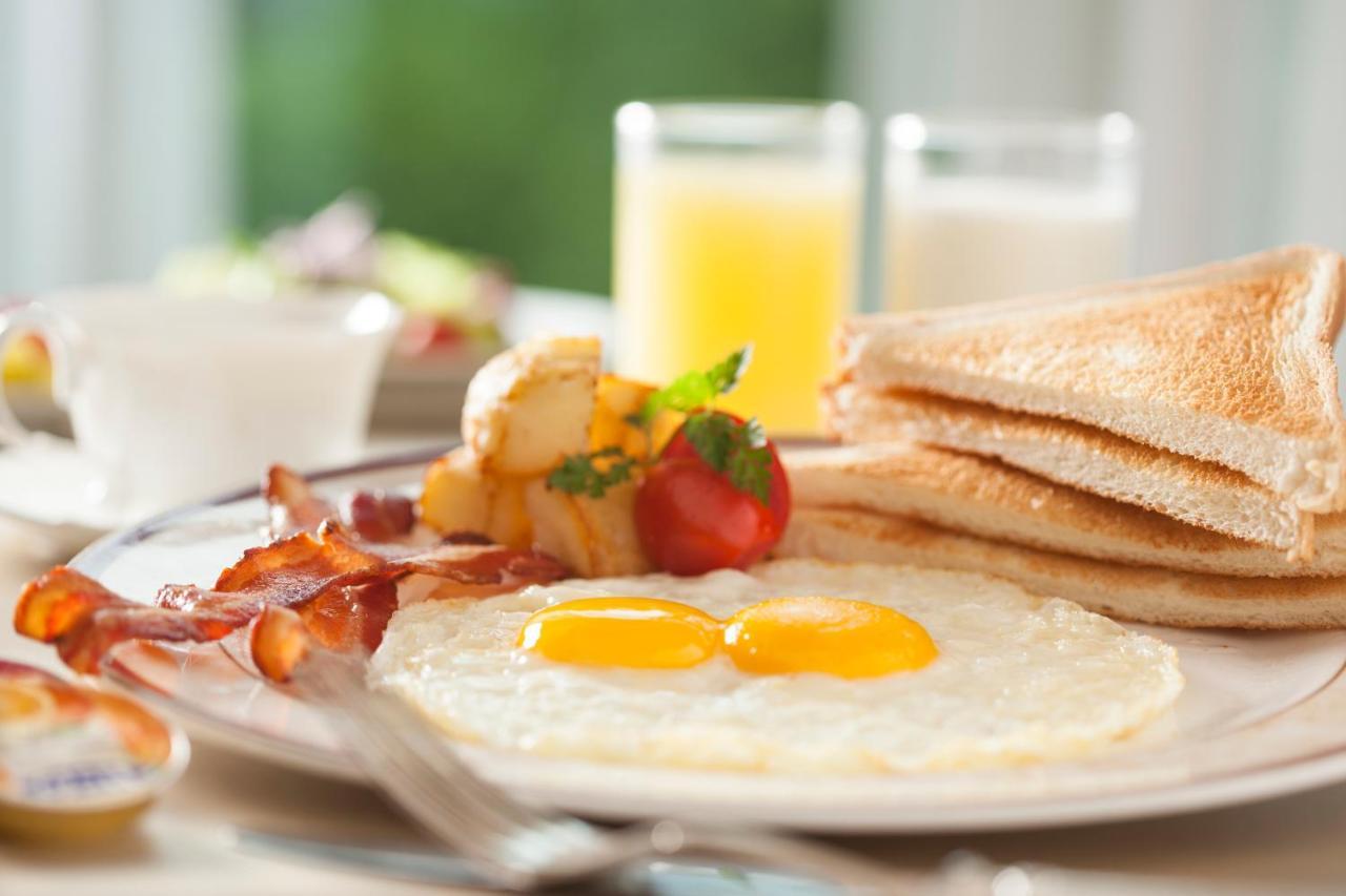 The Howard Plaza Hotel Tchaj-pej Exteriér fotografie A breakfast with eggs, bacon, toast and orange juice
