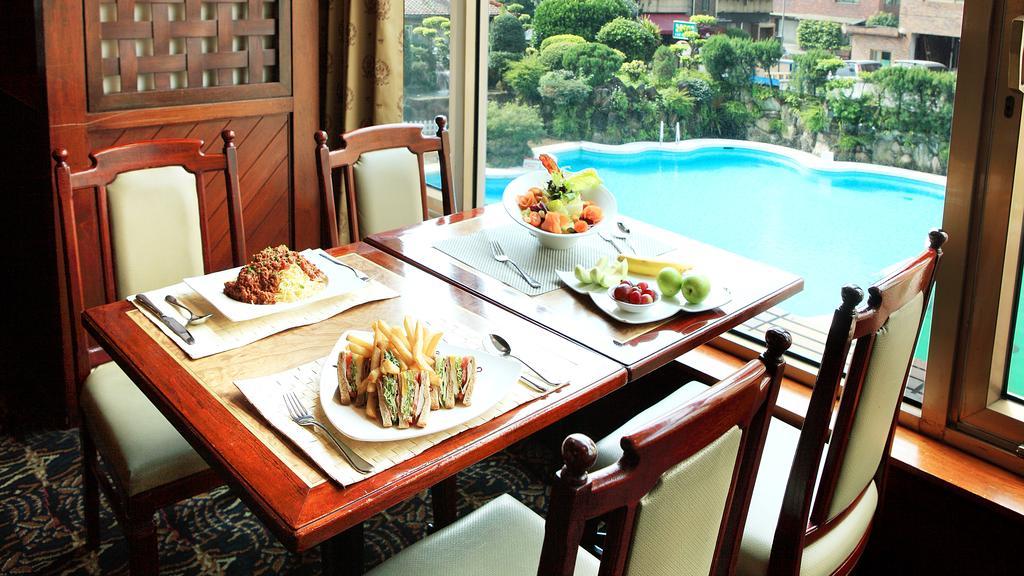 The Howard Plaza Hotel Tchaj-pej Exteriér fotografie A dining table with a view of the pool